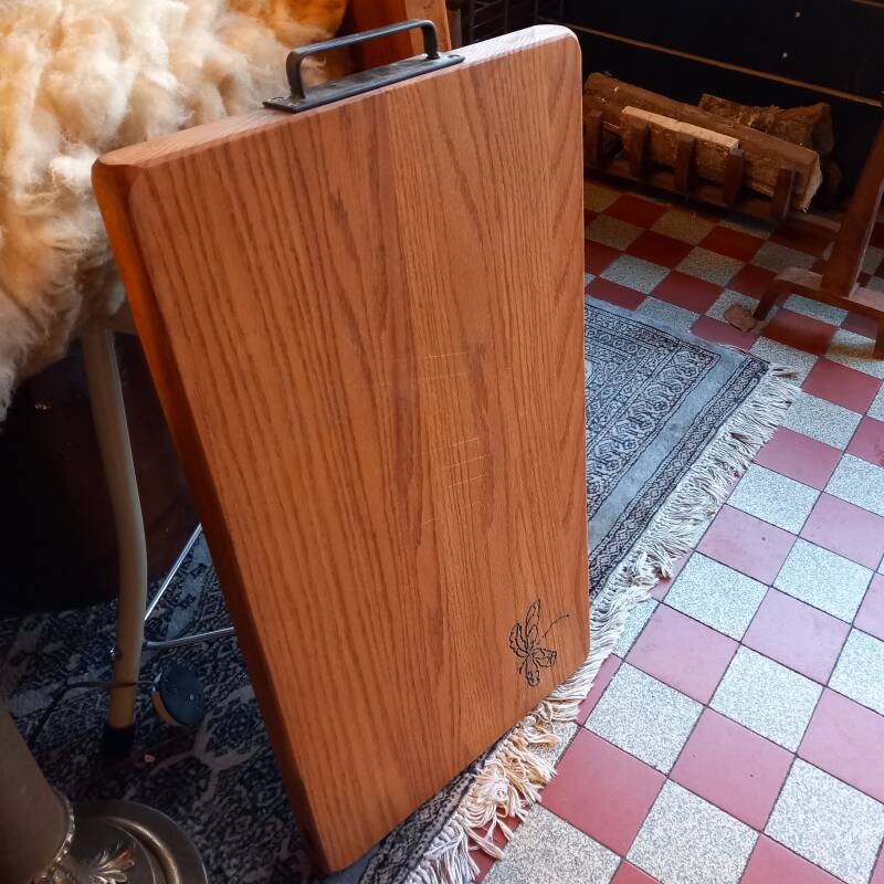 Zwaar mooi afgewerkt eikenhouten blad met smeedijzeren handvat.