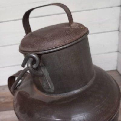 Vintage metalen oliekan, mooi patina, goed onderhouden.
