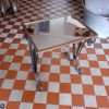 Kleinmeubilair: Smeedijzeren bijzettafel, met spiegelblad