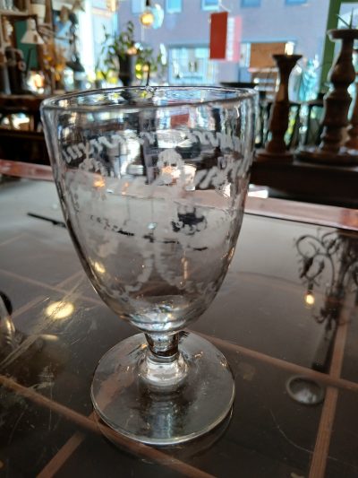 Set van 4 Victoriaanse (1837-1901) handgeblazen gegraveerde wijnglazen.