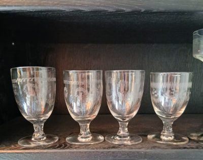 Set van 4 Victoriaanse (1837-1901) handgeblazen gegraveerde wijnglazen.